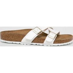 Birkenstock - Klapki. Białe klapki damskie Birkenstock, bez wzorów, ze skóry, bez obcasa. Za 279,90 zł.