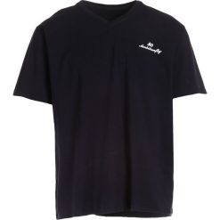Granatowa Koszulka Arasine. Niebieskie koszulki męskie Born2be, xl, z napisami, z dzianiny, eleganckie, bez kołnierzyka, z krótkim rękawem, krótkie. Za 49,99 zł.