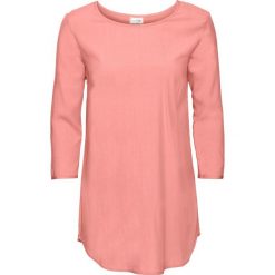 Shirt bluzkowy, rękawy 3/4 bonprix łososiowo-jasnoróżowy. Różowe koszulki damskie marki bonprix, bez wzorów, z tkaniny, bez kołnierzyka. Za 74,99 zł.