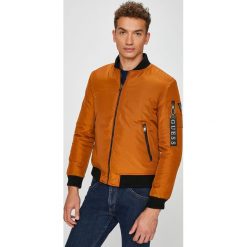 Guess Jeans - Kurtka dwustronna Fighter. Pomarańczowe płaszcze męskie Guess Jeans, m, z aplikacjami, z elastanu, krótkie, bez kaptura. W wyprzedaży za 499,90 zł.