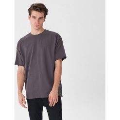 T-shirt z surowym wykończeniem - Bordowy. Czerwone t-shirty męskie House, s, bez wzorów, bez kołnierzyka. W wyprzedaży za 19,99 zł.