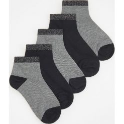 Skarpety 5 pack - Jasny szary. Szare skarpetki damskie Reserved, bez wzorów. Za 39,99 zł.