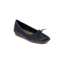 Baleriny Clarks FRECKLE NAVY. Niebieskie baleriny damskie marki Clarks, bez wzorów, bez obcasa. Za 432,90 zł.