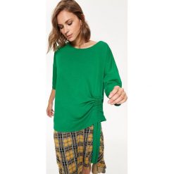 BLUZA DAMSKA W ENERGETYCZNYM KOLORZE, Z OZDOBNYM MARSZCZENIEM. Zielone bluzy damskie Top Secret, bez wzorów, z bawełny, bez rękawów, bez kaptura. W wyprzedaży za 39,99 zł.