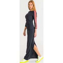 SUKIENKA PATRIZIA PEPE. Czarne sukienki damskie Patrizia Pepe, na imprezę, s, z aplikacjami, z materiału, z okrągłym kołnierzem, bez rękawów, maxi. Za 989,00 zł.