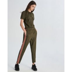 Kombinezon z wiskozy - Khaki. Brązowe kombinezony damskie marki Sinsay, s, bez wzorów, z wiskozy, bez kołnierzyka, bez rękawów. Za 79,99 zł.