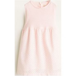 Mango Kids - Sukienka dziecięca Lily 80-104 cm. Różowe sukienki dziewczęce Mango Kids, w koronkowe wzory, z bawełny, casualowe, bez rękawów, rozkloszowane. W wyprzedaży za 49,90 zł.