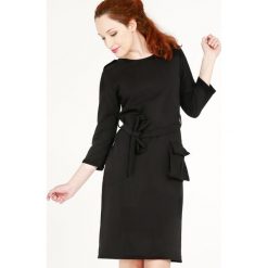 Sukienka - 30-87134 NERO. Czarne sukienki damskie Unisono, na co dzień, s, w paski, z elastanu, bez kołnierzyka, bez rękawów, proste. Za 95,00 zł.