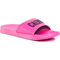 Klapki CALVIN KLEIN SWIMWEAR - Slide KW0KW01033 TZ7. Różowe klapki damskie Calvin Klein Swimwear, bez wzorów, z tworzywa sztucznego, bez obcasa. W wyprzedaży za 119,00 zł.