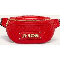 Love Moschino - Nerka. Czerwone nerki damskie Love Moschino, w paski, ze skóry ekologicznej, małe, z aplikacjami. W wyprzedaży za 469,90 zł.