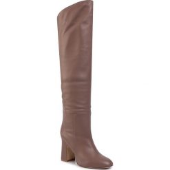 Kozaki STUART WEITZMAN - Lucinda 1L23130 Taupe Dress Nap/Sue. Pomarańczowe kozaki damskie Stuart Weitzman, ze skóry, bez obcasa, na obcasie, bez zapięcia. W wyprzedaży za 1599,00 zł.