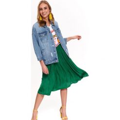 Luźna kurtka jeansowa. Niebieskie kurtki damskie Top Secret, na zimę, bez wzorów, z jeansu, eleganckie, krótkie, bez kaptura. W wyprzedaży za 159,99 zł.
