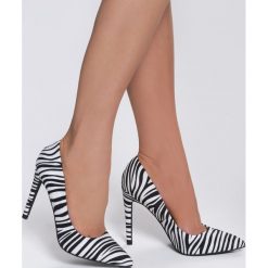 Czarno-Białe Szpilki Mountain Zebra. Czarne szpilki Inny, z aplikacjami, ze szpiczastym noskiem, bez obcasa, na szpilce, bez zapięcia. Za 69,99 zł.