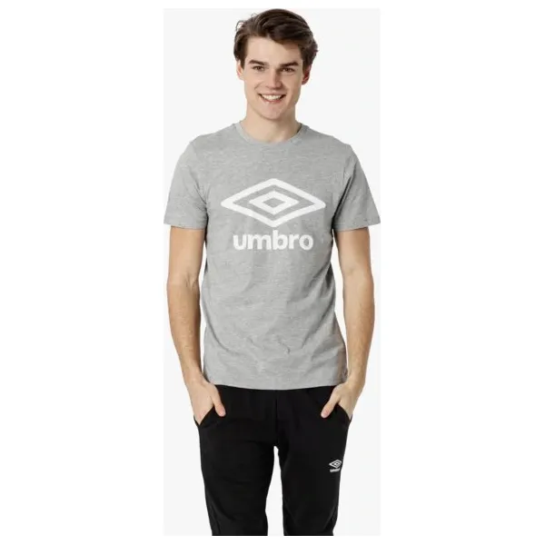 Umbro Koszulka Ss Fw Large Logo Cotton , szary, rozmiar S. Szare koszulki męskie Umbro, s, bez wzorów, z materiału, klasyczne, bez kołnierzyka, z krótkim rękawem, krótkie. W wyprzedaży za 47,99 zł.