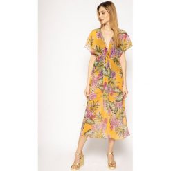 Sukienka plażowa Guess Wrap Up All Over Print E91H00 WO02L. Różowe sukienki damskie Guess, na plażę, s, z aplikacjami, z poliesteru, bez kołnierzyka, bez rękawów. W wyprzedaży za 279,00 zł.