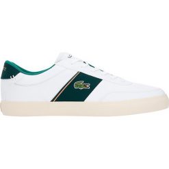 Skórzane sneakersy "Court Master" w kolorze białym. Białe sneakersy męskie Lacoste, na sznurówki. W wyprzedaży za 219,95 zł.