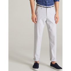 Bawełnie spodnie chino - Jasny szary. Spodnie męskie Reserved. W wyprzedaży za 79,99 zł.