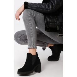 Czarne Botki Nicollet. Czarne botki damskie Born2be, na wiosnę, z okrągłym noskiem, na średnim obcasie, na obcasie, bez zapięcia. Za 139,99 zł.