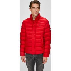 Tommy Jeans - Kurtka puchowa. Czerwone kurtki męskie jeansowe marki Tommy Jeans, l. W wyprzedaży za 499,90 zł.