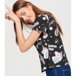 T-shirty damskie: Koszulka z jednorożcami all over - Czarny