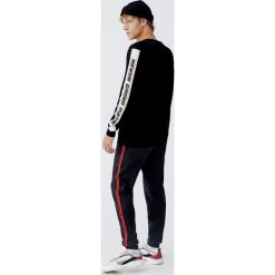 Sweter z paskami z napisami. Czarne swetry męskie marki Pull&Bear, m, w paski, bez kołnierzyka, bez kaptura. Za 109,00 zł.