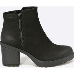 Vagabond - Botki Grace. Czarne botki damskie lity Vagabond, z materiału, z okrągłym noskiem. W wyprzedaży za 349,90 zł.
