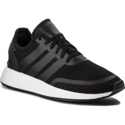 Buty adidas - N-5923 J B41574 Cblack/Cblack/Cblack. Czarne buty sportowe damskie Adidas, na co dzień, bez wzorów, z tworzywa sztucznego, bez obcasa, na płaskiej podeszwie, bez zapięcia. W wyprzedaży za 199,00 zł.