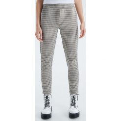 Spodnie chino - Pomarańczowy. Pomarańczowe chinosy damskie marki Cropp, s. Za 79,99 zł.