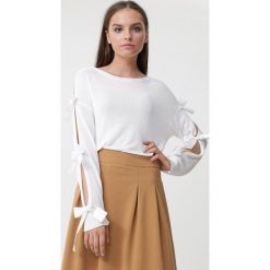 Biały Sweter Let Me Explain. Białe swetry damskie Born2be, na wiosnę, s, bez wzorów, bez rękawów, długie, bez kaptura. Za 59,99 zł.