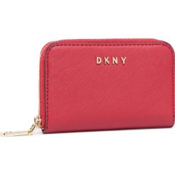 Mały Portfel Damski DKNY - Gifting Zip Around C R0311K51 Bright Red 8RD. Czerwone portfele damskie DKNY, bez wzorów, ze skóry ekologicznej. Za 259,00 zł.