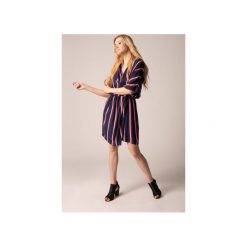 Sukienka kimono w paski granatowa. Niebieskie sukienki z falbanami marki Holystic, na imprezę, l, w paski, z tkaniny. Za 374,00 zł.