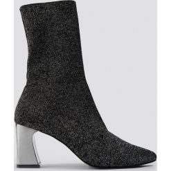 NA-KD Shoes Brokatowe botki na metalicznym obcasie - Black. Czarne botki damskie NA-KD Shoes, bez obcasa, na obcasie, bez zapięcia. W wyprzedaży za 80,97 zł.