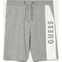 Guess Jeans - Szorty L02Q21.K82R0. Szare spodenki chłopięce Guess Jeans, z nadrukiem, z bawełny, sportowe. W wyprzedaży za 99,90 zł.