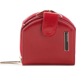 Mały Portfel Damski MONNARI - PUR0750-005 Red. Czerwone portfele damskie marki Monnari, ze skóry ekologicznej. W wyprzedaży za 139,00 zł.