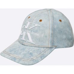Calvin Klein Jeans - Czapka. Niebieskie czapki damskie Calvin Klein Jeans, bez wzorów, z bawełny. W wyprzedaży za 89,90 zł.