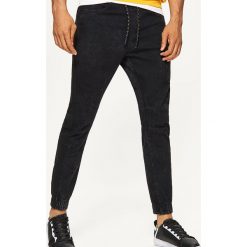 Jeansy SLIM JOGGER - Czarny. Czarne jeansy męskie slim marki WED'ZE, m, z materiału. Za 139,99 zł.