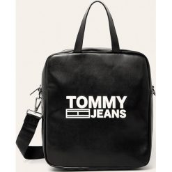 Tommy Jeans - Torebka. Czarne torby damskie na zakupy Tommy Jeans, w paski, z jeansu, na ramię, z aplikacjami. W wyprzedaży za 399,90 zł.