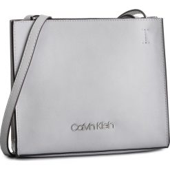 Torebka CALVIN KLEIN - Extended Crossbody K60K605343 457. Szare listonoszki damskie Calvin Klein, bez wzorów, ze skóry ekologicznej, eleganckie, bez dodatków. Za 399,00 zł.