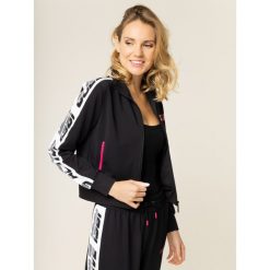 Bluza Guess O01A07 FL032. Czarne bluzy damskie Guess, l, z aplikacjami, z elastanu, bez rękawów, bez kaptura. W wyprzedaży za 239,00 zł.