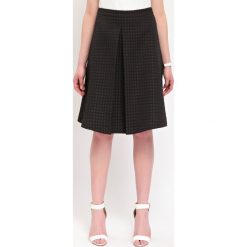 SPÓDNICA REGULARNA DAMSKA Z FAKTURĄ. Czarne spódniczki plisowane damskie marki Top Secret, eleganckie. W wyprzedaży za 59,99 zł.