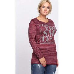 Bordowa Bluzka Different Me. Czerwone bluzki longsleeves Born2be, l, z nadrukiem, z okrągłym kołnierzem. Za 24,99 zł.
