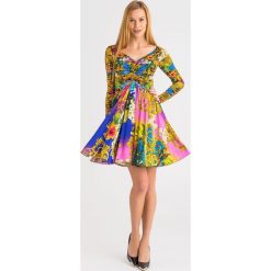 SUKIENKA versace jeans couture. Czarne sukienki damskie Versace Jeans Couture, na imprezę, bez wzorów, z jeansu, z włoskim kołnierzykiem, bez rękawów, mini. Za 1637,30 zł.