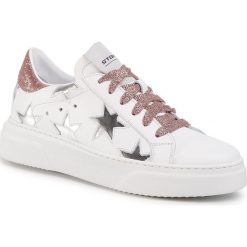 Sneakersy STOKTON - 352-D-SS20 Vitello Bianco/Glitter Rosa. Białe półbuty damskie Stokton, z aplikacjami, ze skóry, bez obcasa, na płaskiej podeszwie, bez zapięcia. Za 839,00 zł.