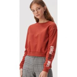 Bluza z napisami na rękawach - Bordowy. Czerwone bluzy damskie Sinsay, s, z napisami, bez rękawów, bez kaptura. Za 29,99 zł.