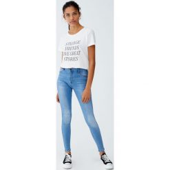 Jeansy second skin ze średnim stanem. Szare spodnie damskie z wysokim stanem marki Pull&Bear, z jeansu. Za 79,90 zł.