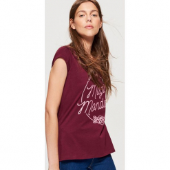 Koszulka z napisem - Bordowy. Czerwone t-shirty damskie Cropp, s, z napisami. Za 19,99 zł.