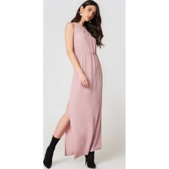 Minimum Sukienka maxi Jilian - Pink. Różowe sukienki damskie koronkowe marki Minimum, w koronkowe wzory, z dekoltem na plecach, maxi. W wyprzedaży za 161,98 zł.