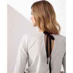 SWETER DŁUGI RĘKAW DAMSKI. Szare swetry klasyczne damskie marki Top Secret, na lato, z dzianiny, z dekoltem na plecach. W wyprzedaży za 29,99 zł.