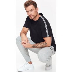 T-shirty męskie: T-SHIRT MĘSKI Z KONTRASTOWYMI TAŚMAMI NA RĘKAWACH