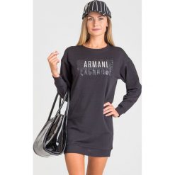 SUKIENKA Armani Exchange. Czarne sukienki damskie Armani Exchange, na co dzień, xl, z nadrukiem, z materiału, z okrągłym kołnierzem, bez rękawów, proste. Za 469,00 zł.